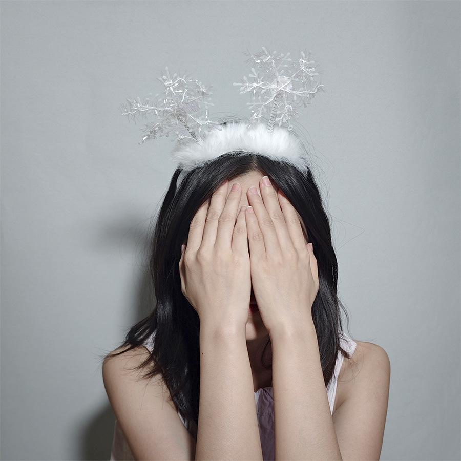 Otočná vánoční čelenka s flitry a roztomilou plyšovou sněhovou vločkou