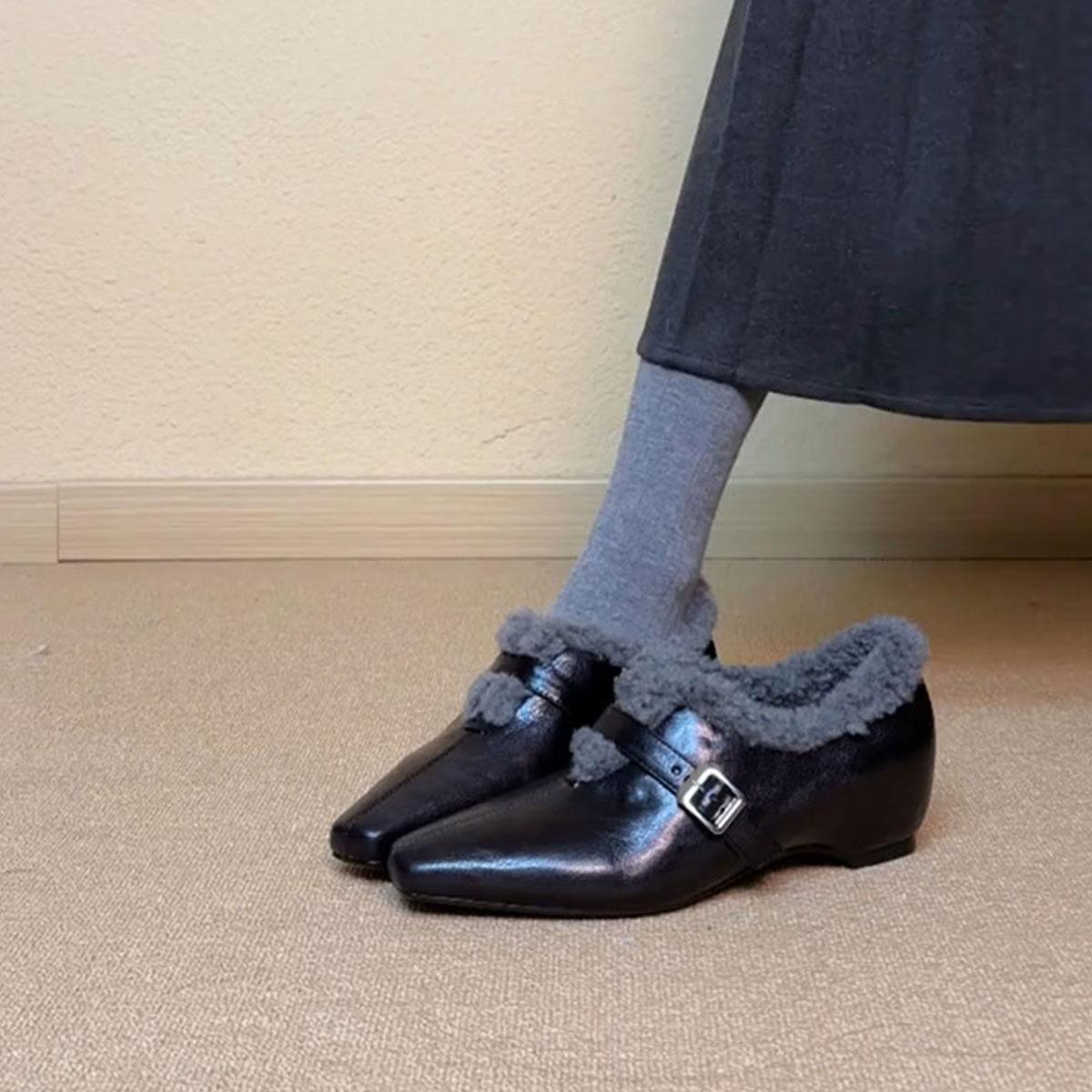 

French pointed head temperament inner height increase single shoes women s word with fluffy shoes flat bottom velvet warm cotton shoes 39 чорний