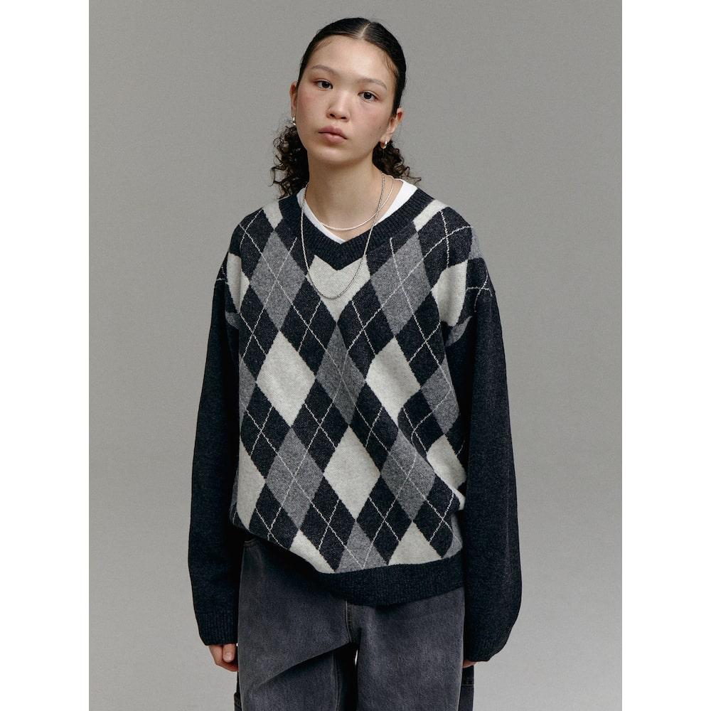 Saendeusaundeu (Unisex) Argyle Pattern V-Neck Sweater Gray