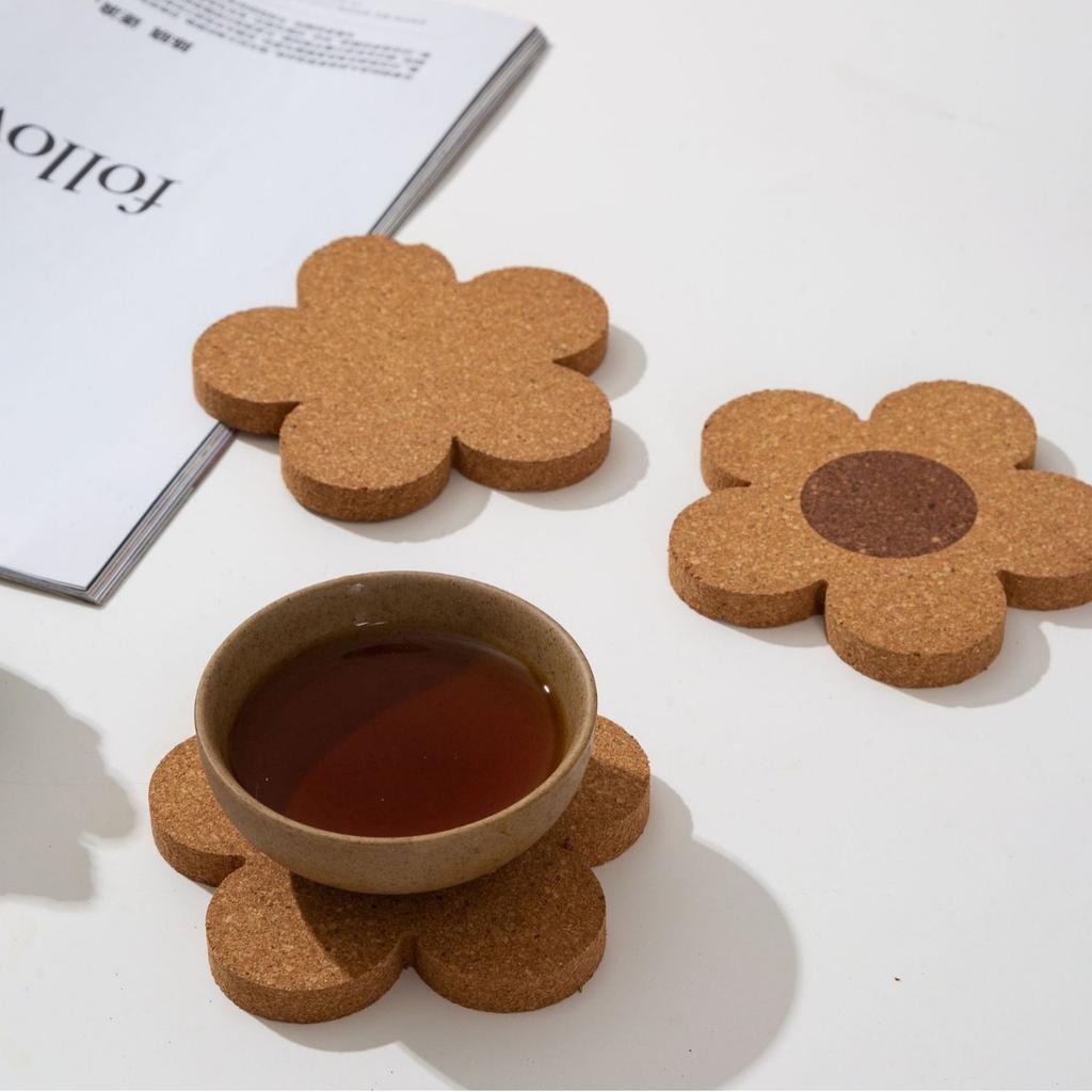 Flower-shaped cork coaster, non-slip and anti-scalding two-color contrasting color household coffee cup insulation pad, fresh, protective pad