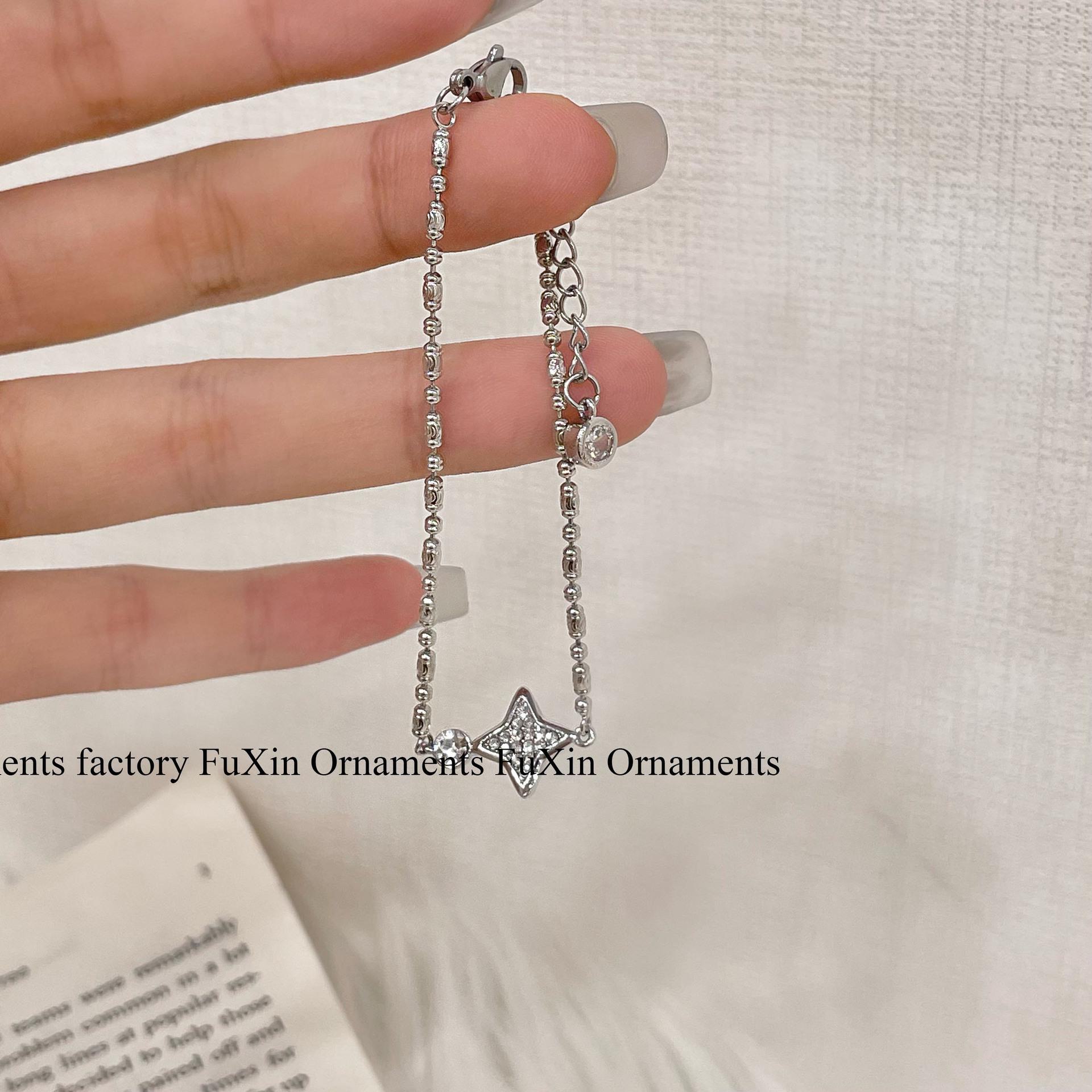 

2024 Корейский роскошный браслет со звездами: Изысканный, высококачественный, модный, универсальный для женщин S0383 Four-pointed star zircon bracelet