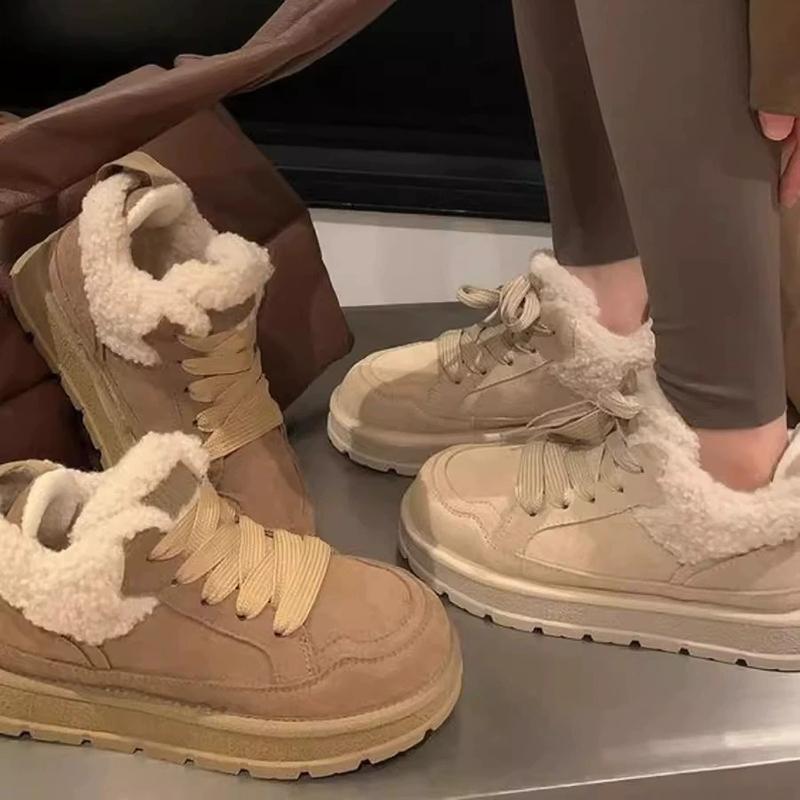 Žiemos stiliaus moteriški retro aulinukai suvarstomi raišteliais, apvaliu priekiu, žemu pliušu, storais padais. Mados dizainerio moteriški vulkanizuoti batai