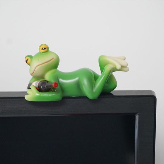 Lying Frog Figurine Planter Decoration Mini Frog Statue Resin Frog Holding Bottle Ornament for Garden Home Office Flower Pot Edge