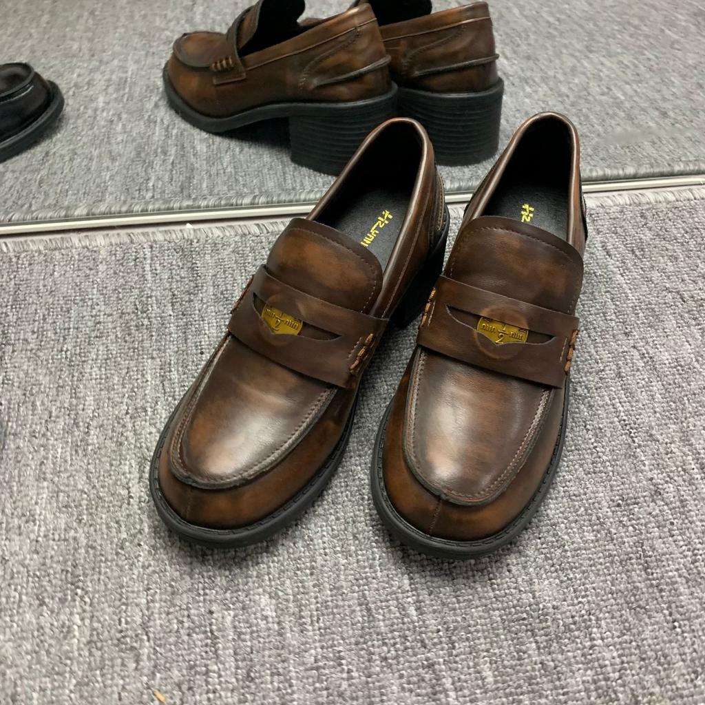 Der Spot wird in Sekunden gesendet! Traubenmutter hat den gleichen Retro-britischen Stil runden Kopf kleine Goldmünze mit dickem Absatz und Plateau-Loafer.