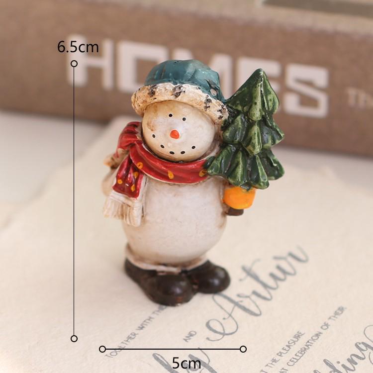 Creative Christmas Tree Decor: Wooden House Ornaments & Family Pendants