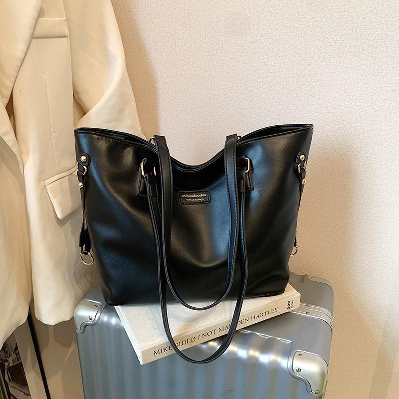 

Large capacity summer big bag women s new versatile shoulder bag fashion high sense commuter tote bag чорний