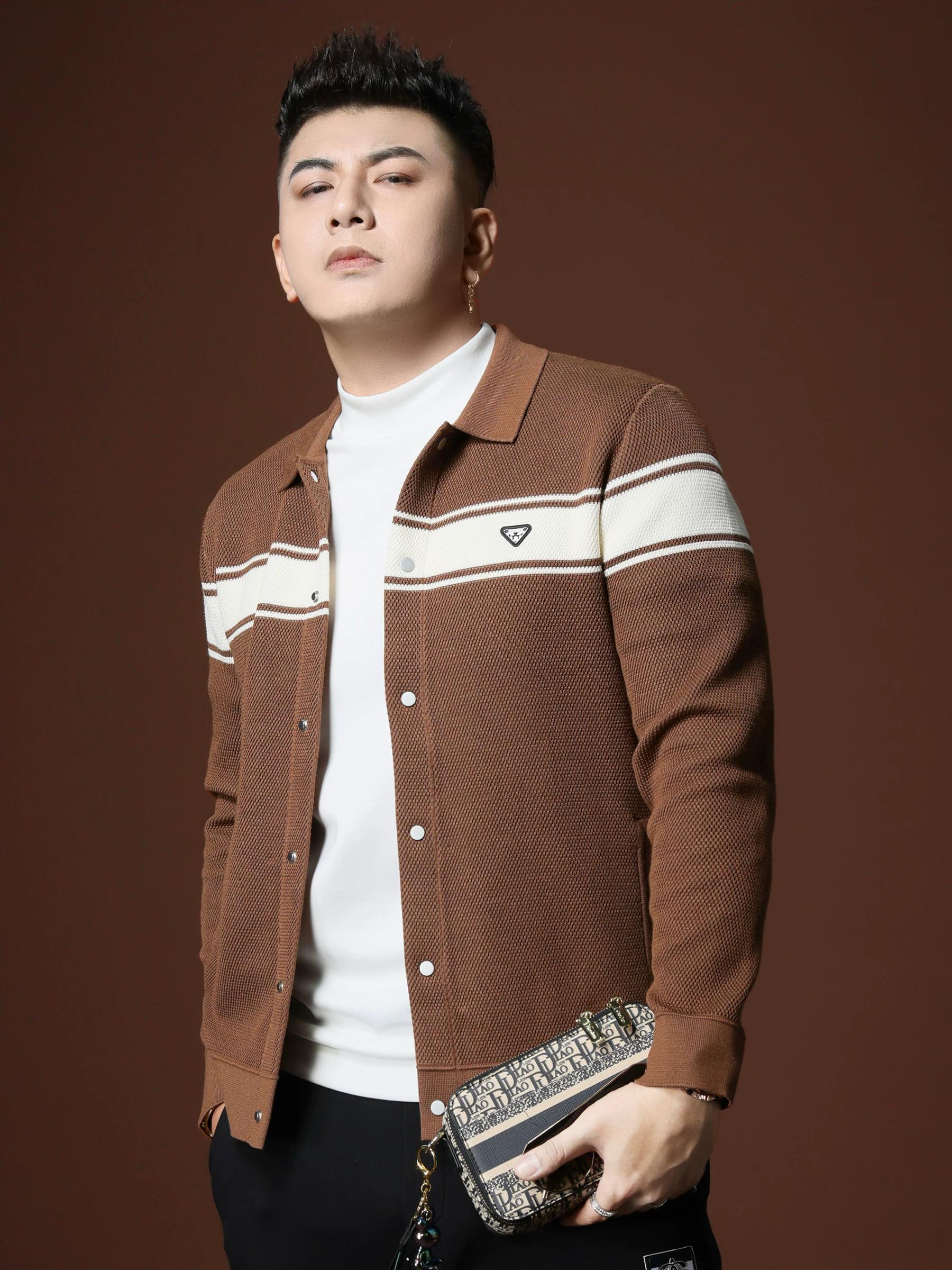 

Мужская вязаная куртка в европейском стиле, осень/зима 2025, новый модный бренд, значок, отложной воротник, приталенный, повседневный топ 3XL чёрный