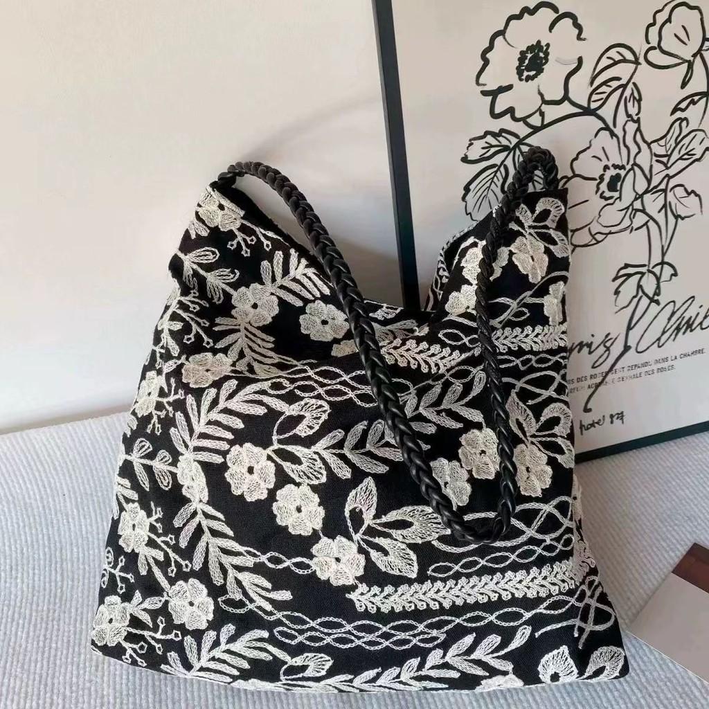 IELGY Flax embroidered flowers shoulder tote bag Joker simple literature and art in spring and summer.