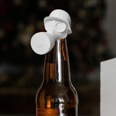 Kreativer Flaschenöffner, Soldatengruß, Bierflaschenhelm, lustiger Party-Flaschenverschluss mit Salutpose, Soldaten-Geschenk für Bierliebhaber