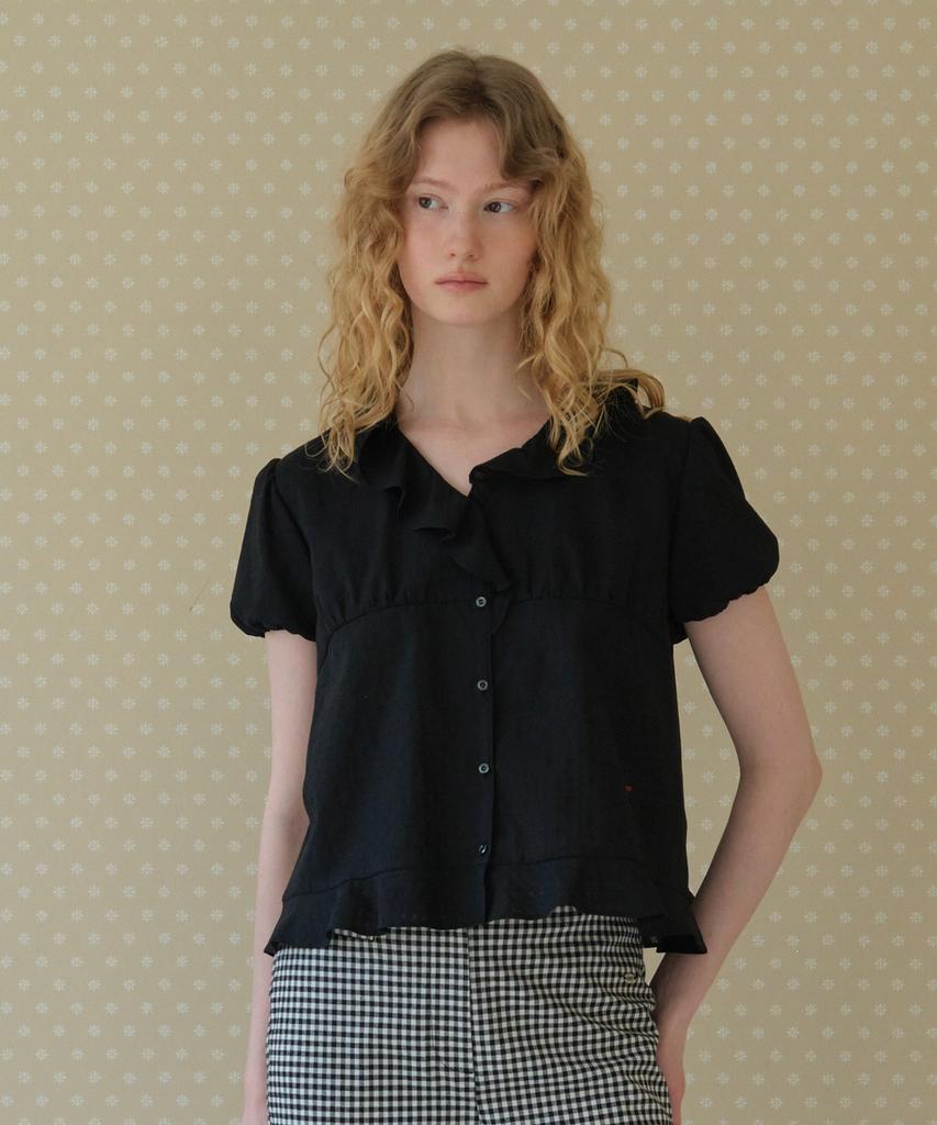 Tudument Short-Sleeve Blouse With Ruffled Collar_Black