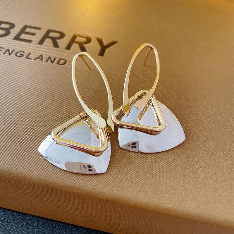 

Серьги Пустые Треугольники Иглы Серебряного Цвета - Холодный Стиль Европейская и Американская Мода для Женщин