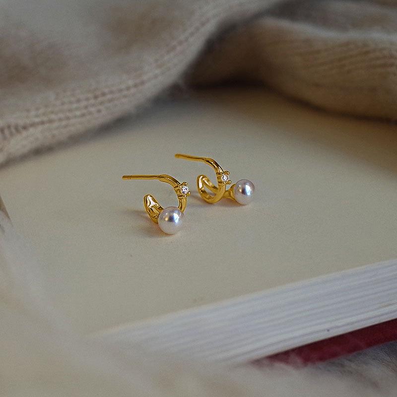 Korean Minimalist Geometric Pearl Stud Earrings for Women - Fashionable and Versatile