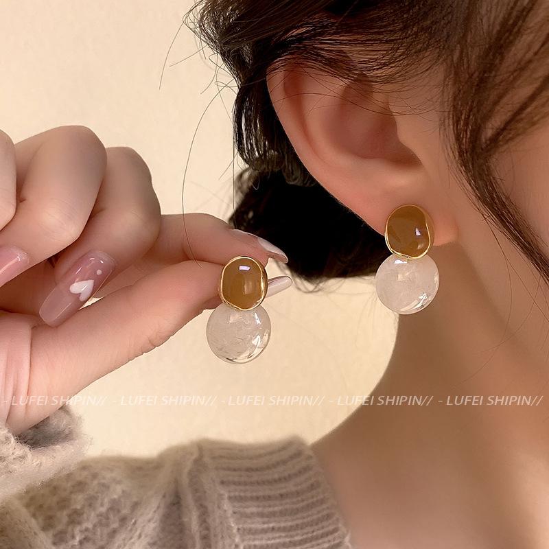 Boucles d'oreilles de luxe tendance 2024 accrocheuses pour femmes: Boucles d'oreilles à clous tendance et polyvalentes pour l'automne et l'hiver