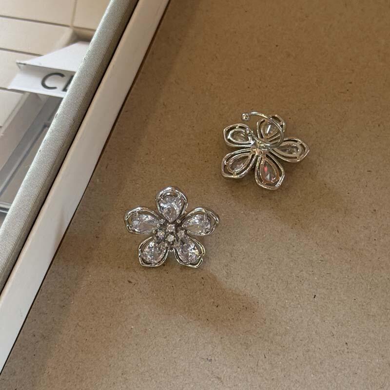 1Ps Delicate Zircon Hollow Flower Ear Clip for Women Girls Fashion Five Petal Flower Ear Cuff No Piercings Earrings Jewelry Gift