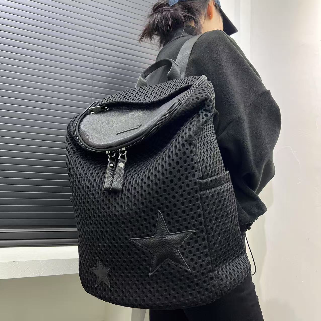 

Casual Mesh Splicing Backpack, Personalized Large-Capacity, Simple And Lightweight Commuter Bag чёрный