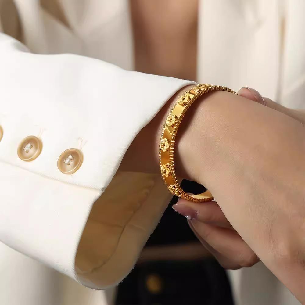 ZAKOL Trendy Lucky Five Leaved Flower Stainless Steel Bangles For Women Girls Gold Color Metal Wristlet Bracelets Zircon Gifts