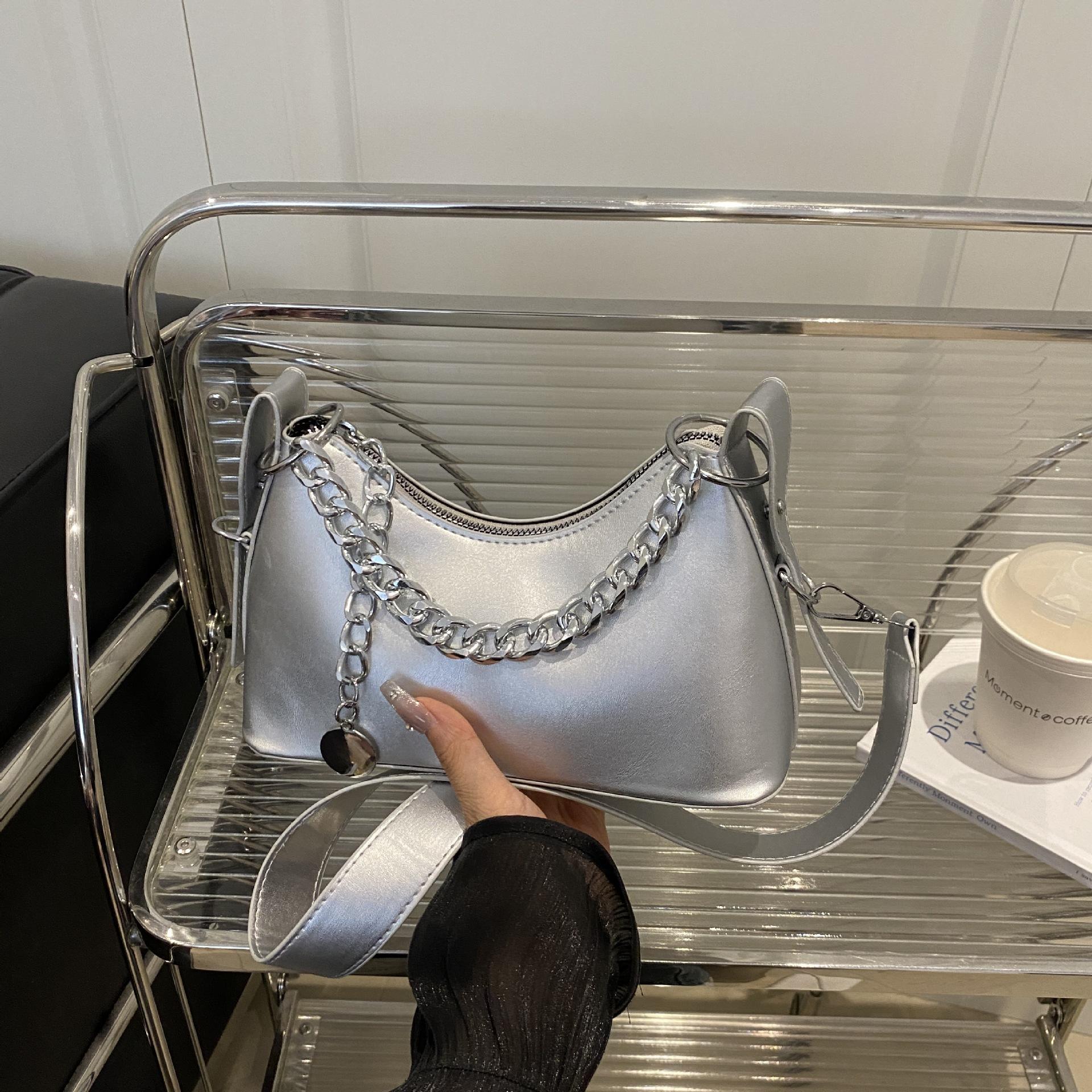 В этом году популярная маленькая женская сумка 2025 новая осенняя мода простая сумка-мессенджер повседневная модная сумка-мессенджер в зарубежном стиле