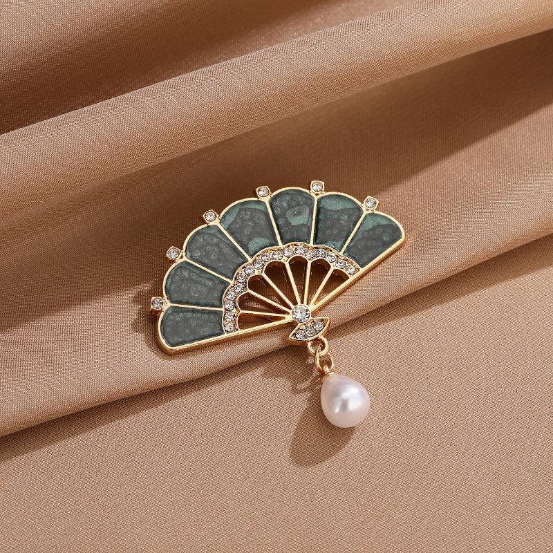 

Fan-shaped Brooch Women s Four-season Alloy Diamond-inlaid Badge Cheongsam Anti-exposure Pin Brooch Accessories зелений