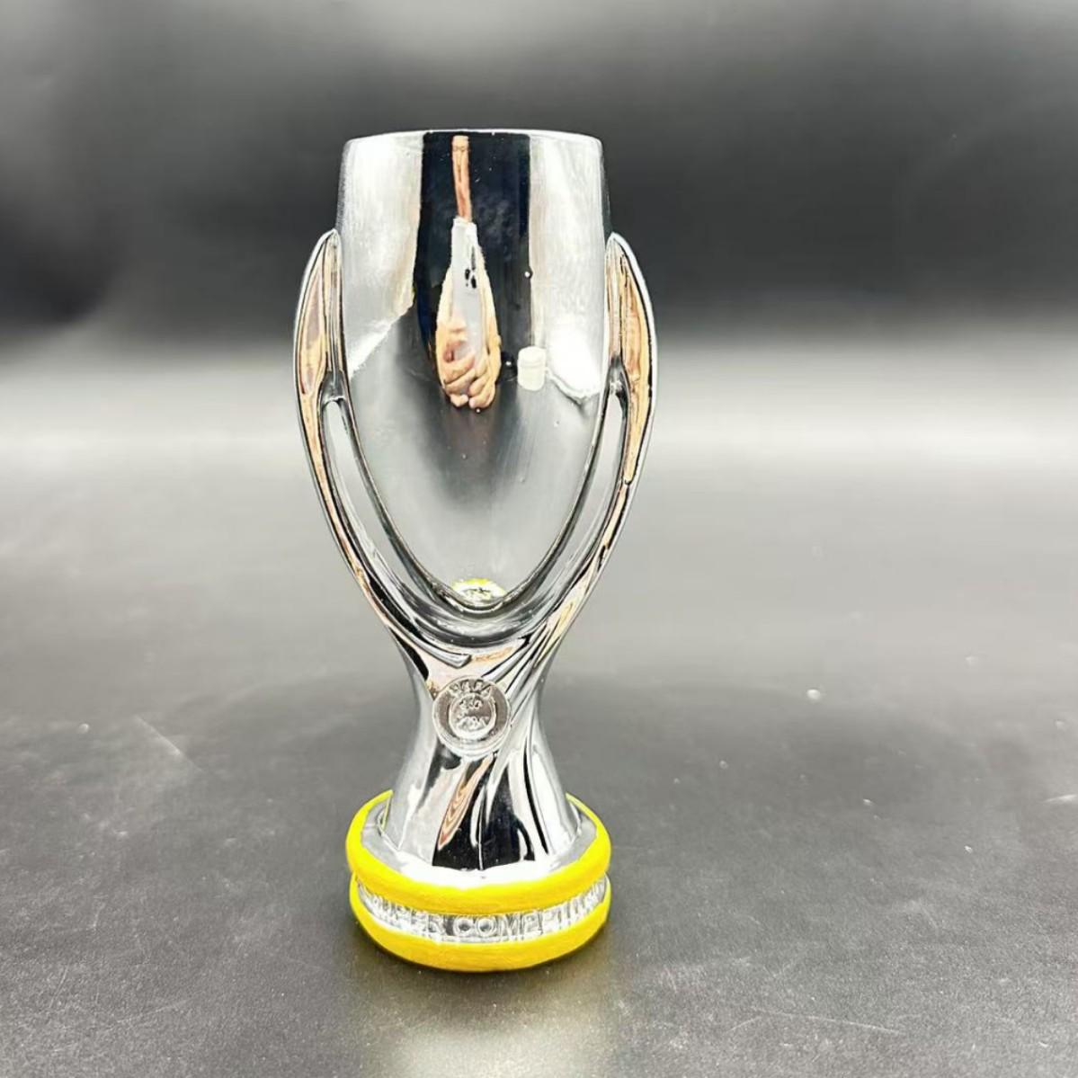 

Пластиковый трофей чемпиона Суперкубка УЕФА 16cm High серебряный