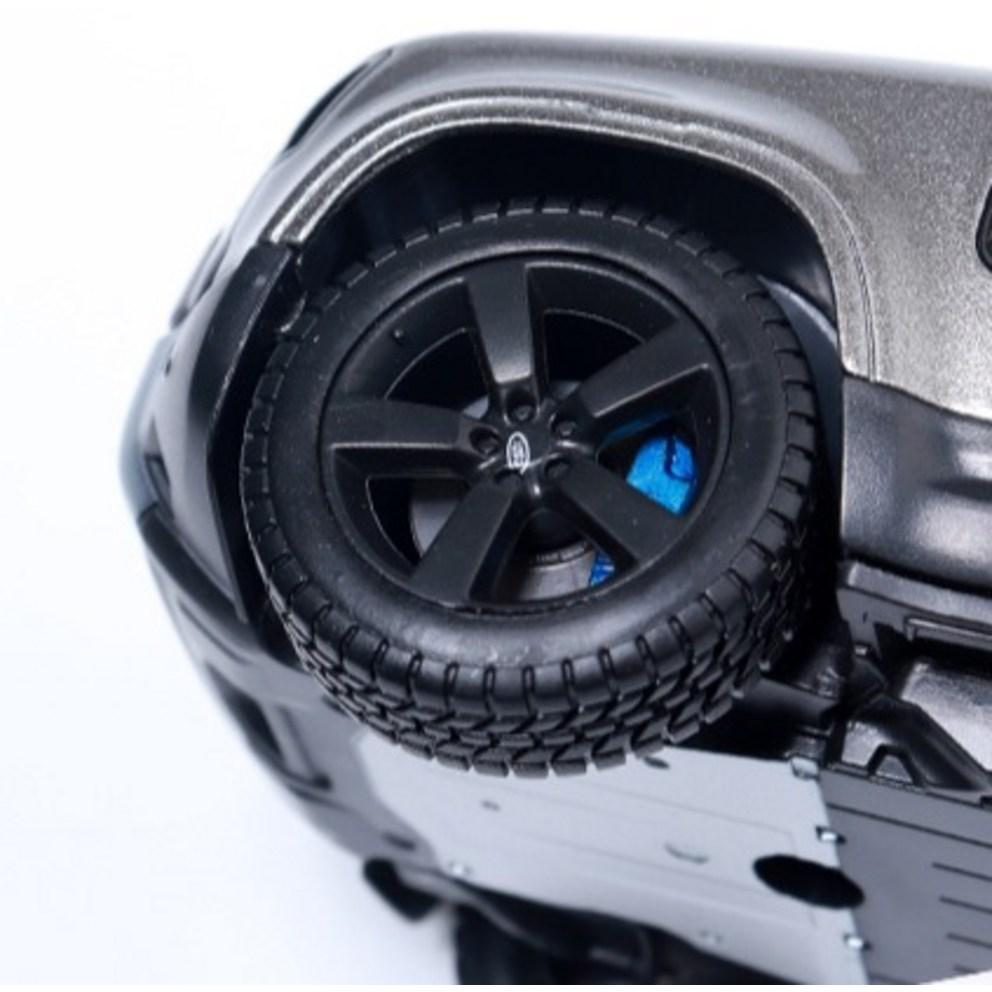 Brago 1:24 Land Rover Defender 2022 SUV Diecast Modellauto - Silber