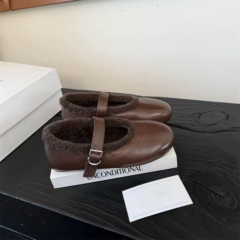 Retro style velvet Mary Jane flat-soled single shoes, soft soles are comfortable and warm, and the design is not tiring to wear.