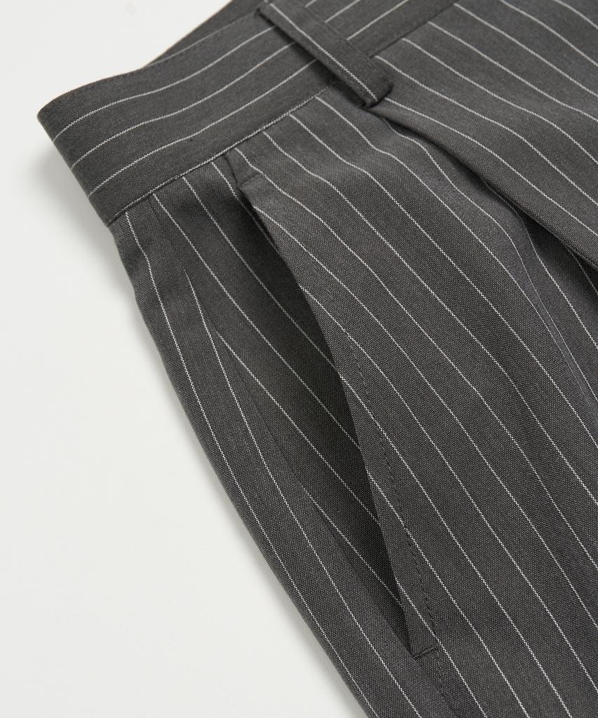 TOFFEE Single-Pleat Striped Bermuda Slacks (Grey)