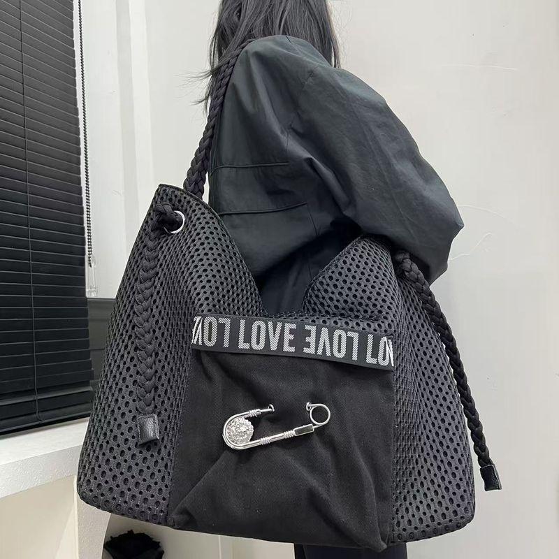 

Original Personality Big Pin Tote Bag Large Capacity Shoulder Bag 2025 New Niche Design Sense Zip-up Big Bag Women Black