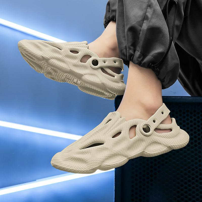 In the Summer of 2025, the New Coconut Hole Shoes for Men To Wear Outside, Stepping On Shit, Sandals, Bag Head, Traceability, Beach Slippers.
