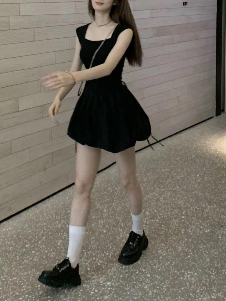 Ballet-Inspired Square Neck Tie-Up Floral Dress: Summer Sweetheart Style with Waist-Cinching Vest and Short Skirt.