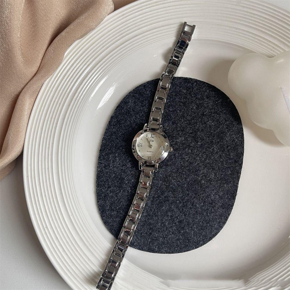Exquisite Women Watch Light Luxury Quartz Wristwatch Fashionable Golden Wrist Watch Casual Wear