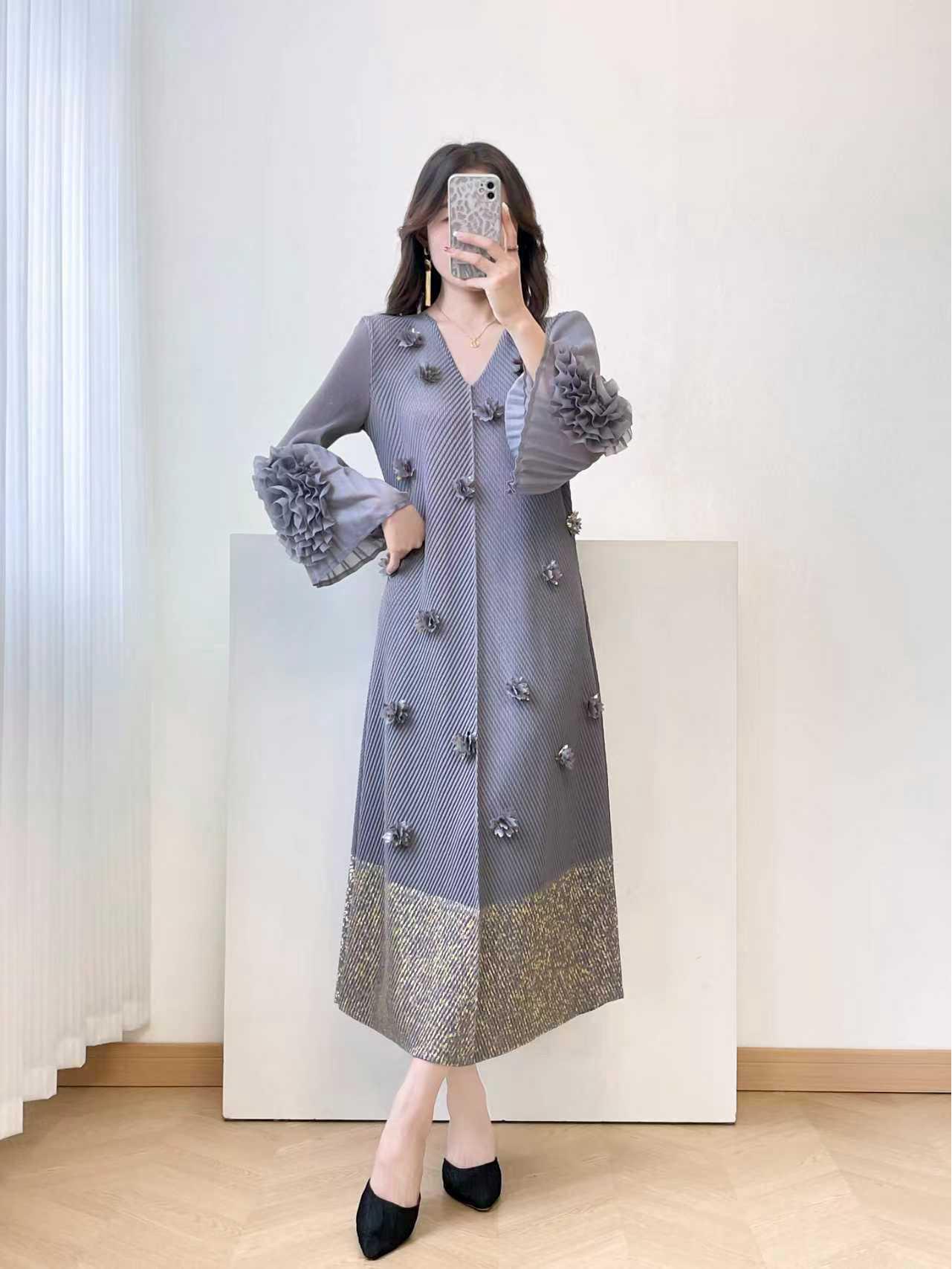 

Elegant Pleated Plus Size Long Dress with 3D Floral Stamping One Size (40-100kg) сірий колір