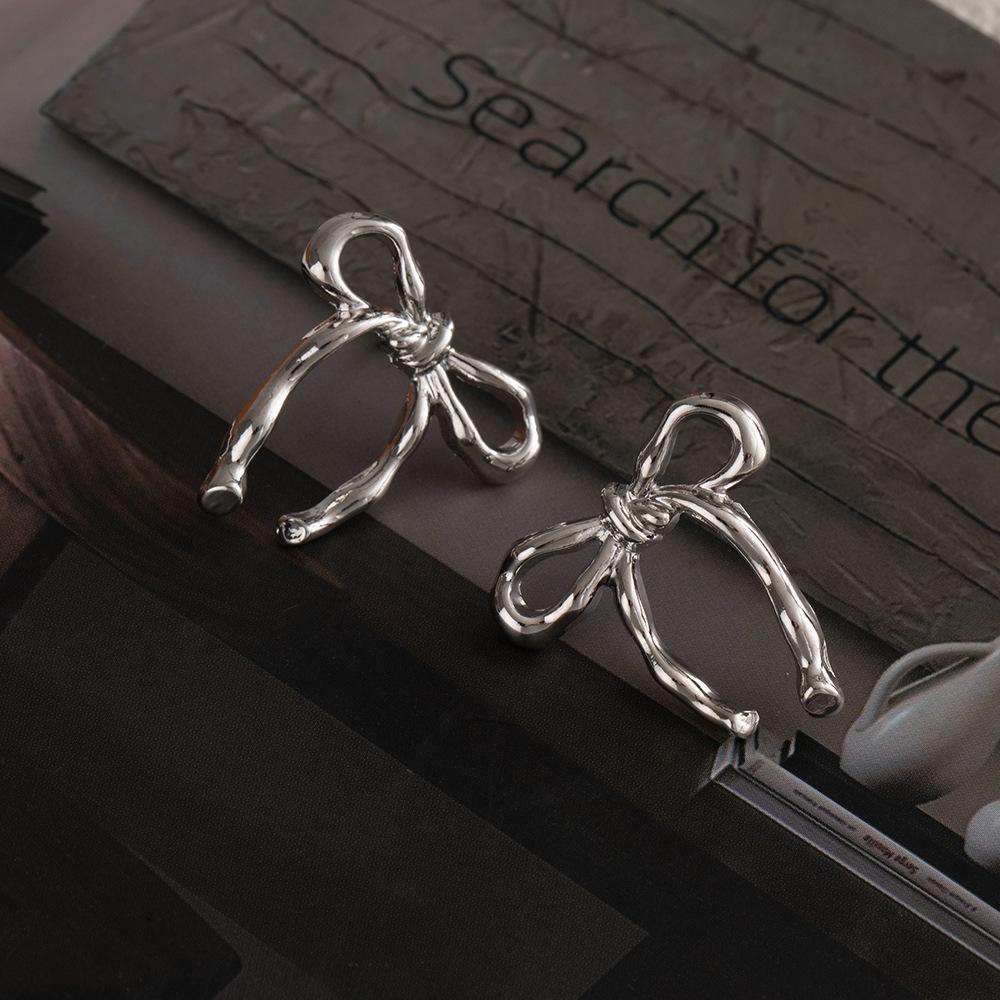 Sweet Girl Gold Glossy Bow Stud Earrings Women Light Luxury Design Sense Simple Fashion Temperament Earrings Women