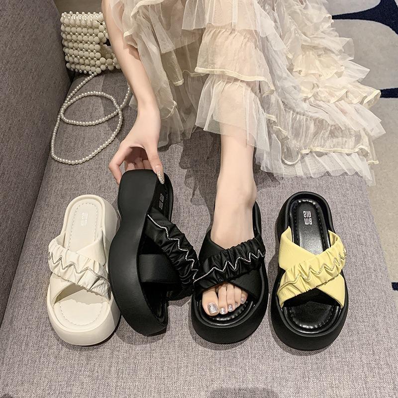 New thick-soled heightening slippers for women's outer wear summer fashionable versatile non-slip one-word beach cool slippers