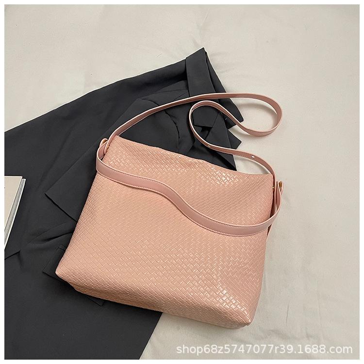 

2025 new large-capacity woven simple commuter shoulder messenger bag fashion trend niche high-end tote bag