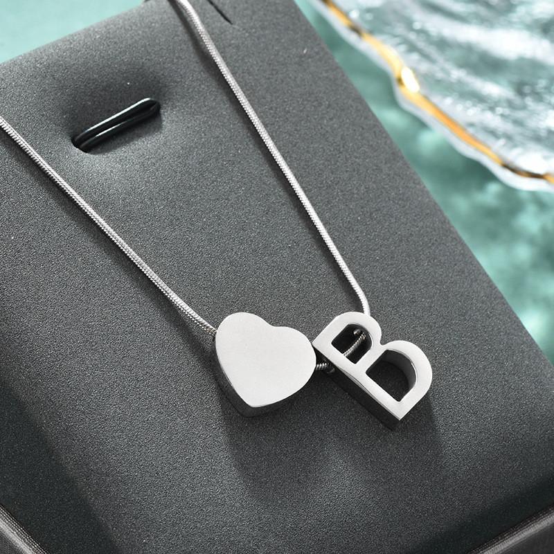 Elegante Colar com Pingente de Coração com Alfabeto Personalizado em Aço Inoxidável para Mulheres