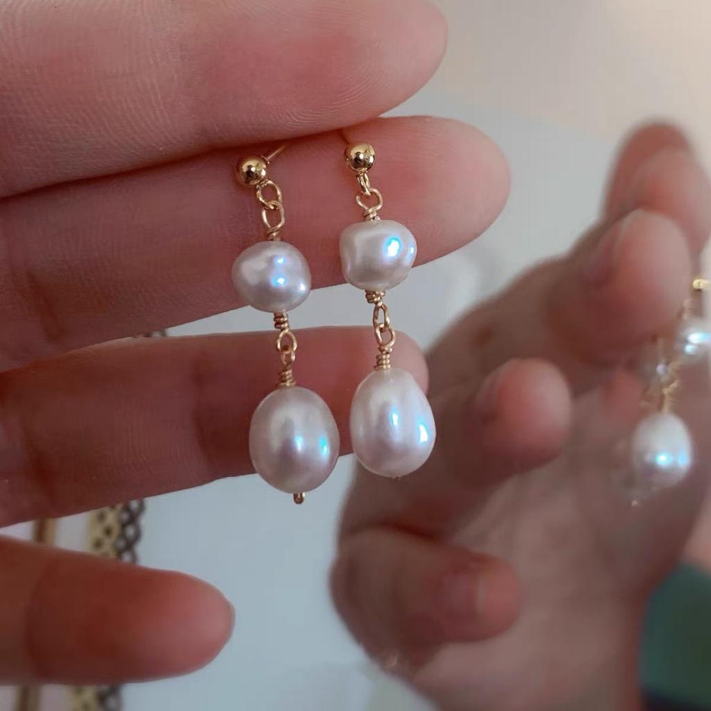 Menina usando pérolas pintura a óleo menina retro temperamento gentil elegante pérola de água doce brincos longos femininos stud brincos de agulha de prata