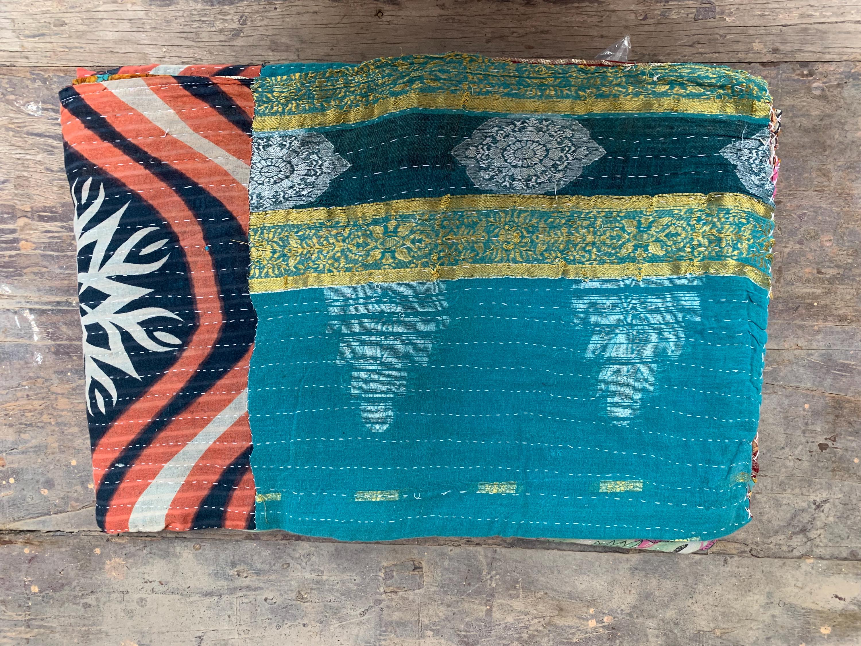 

Цветочное одеяло канха: Двусторонний лоскутный плед из сари - 82 x 56 80X 50 разноцветный