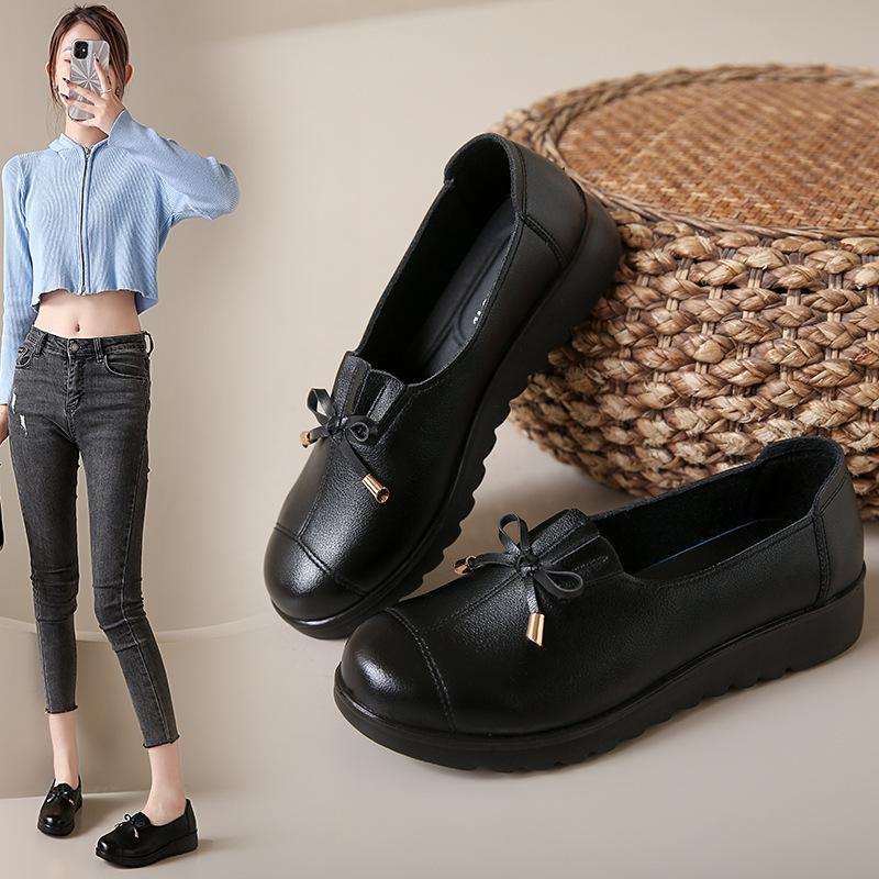2025 Mom Shoes Spring Autumn Edition Leather Shoes Soft Bottom Soft Surface Anti Slip Women's Shoes Comfortable Elderly Loafer