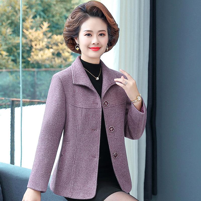 Frühlings-Oberbekleidung für Frauen mittleren Alters und ältere Frauen: Modischer kurzer Anzug, ideal für 50-Jährige, perfekt für Frühling und Herbst.