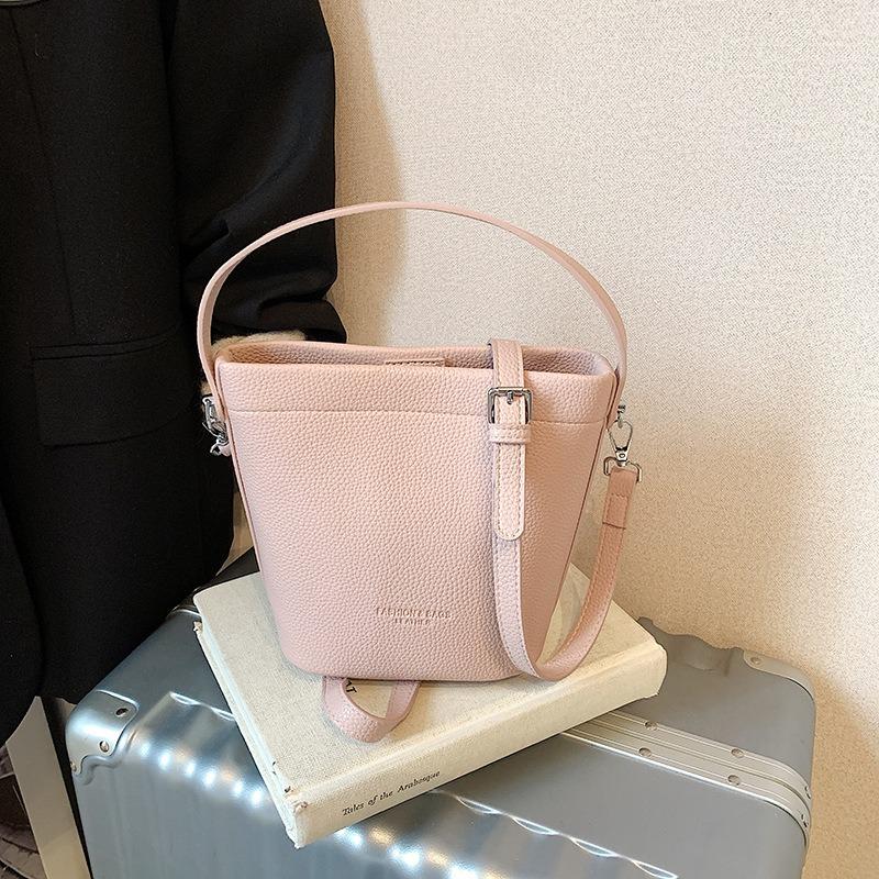 

Премиальная текстура портативная сумка подмышку женская новая трендовая простая сумка-ведро нишевая на плечо сумка-мессенджер