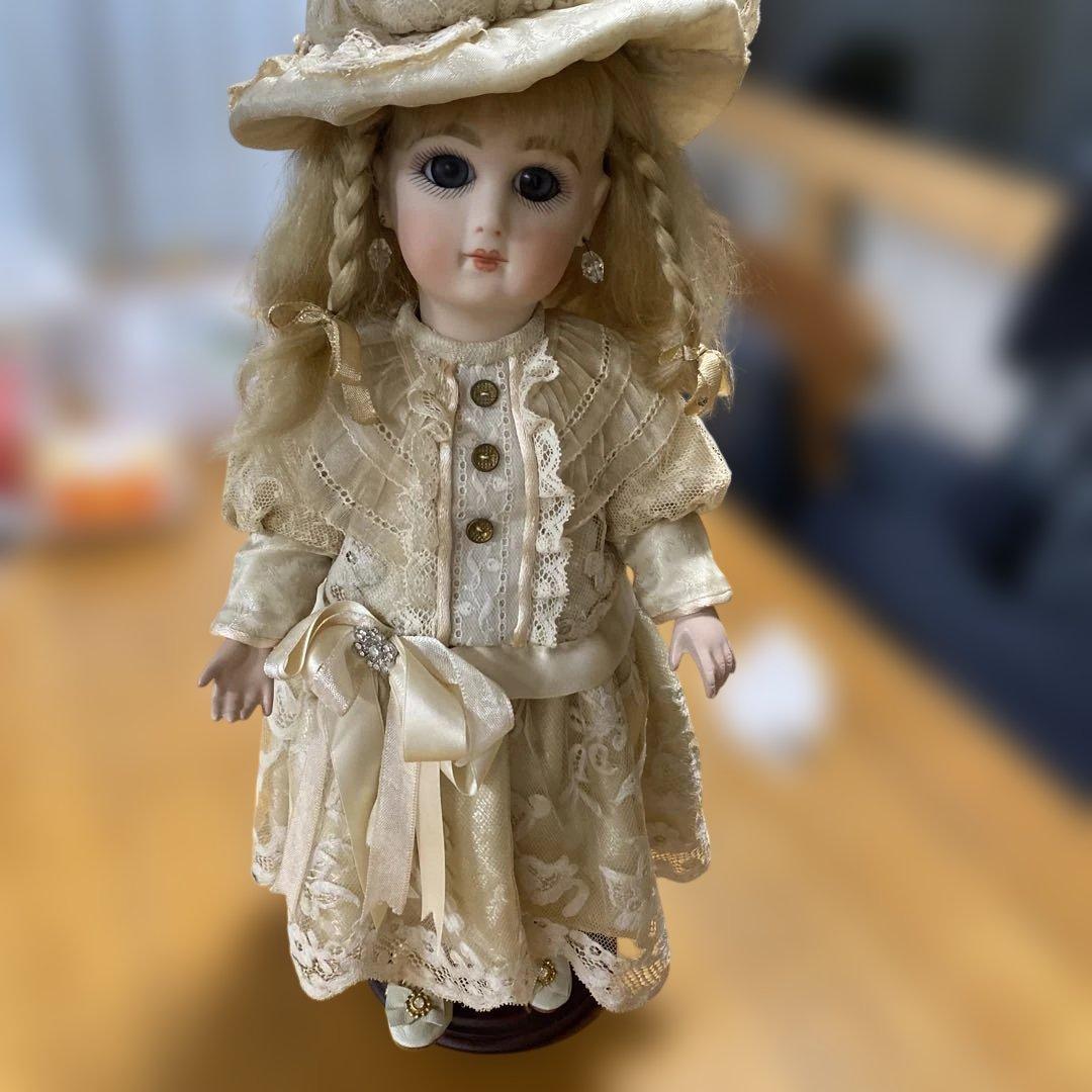 

[USED] Cream lace dress doll