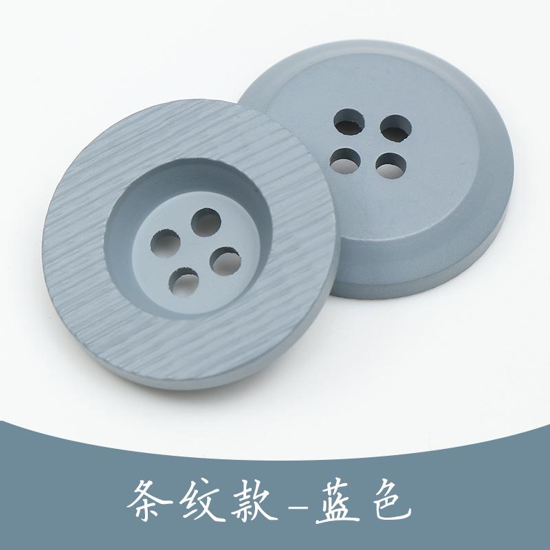 Svarta trenchcoat med hartsknappar, kostymimitation, hornknappar, färgade fyröglade knappar i exklusivt ullmönster