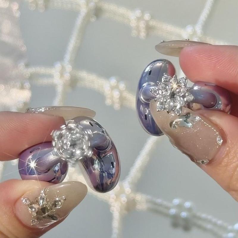 Romantische Frostige Blumen Drehbarer Anhänger DIY Kopfhörer Dekoration Kostenloser Clip Stabile Klebefläche Premium Material Elegante Ästhetik