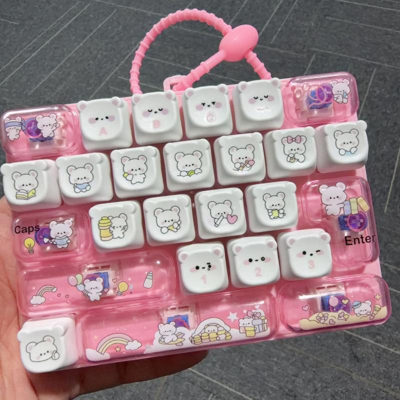 26 Tasten Fidget Tastatur Schlüsselanhänger Niedlicher Cartoon Bär Drück-Dekompressionsspielzeug Tasche Anhänger Zur Stressbewältigung Partygeschenke