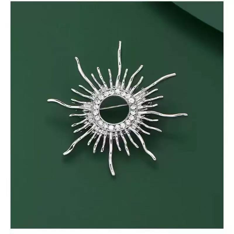 Pearl Heart Brooch: 2025 Autumn/Winter Trend - Korean Exquisite Pin for Women