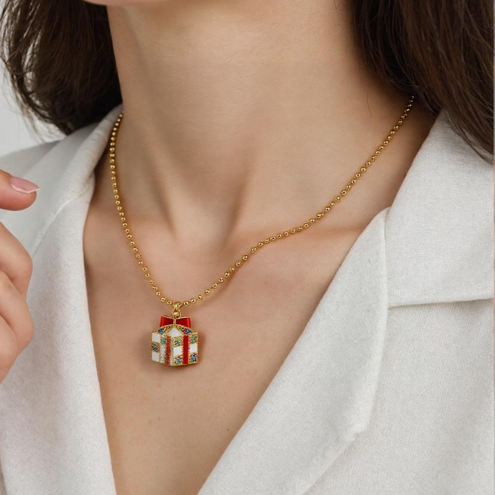 Weihnachtskollektion: Perlenkette mit Anhängern von Baum, Schneemann, Weihnachtsmann, Rentier, Kranz, Handschuhen und Socken