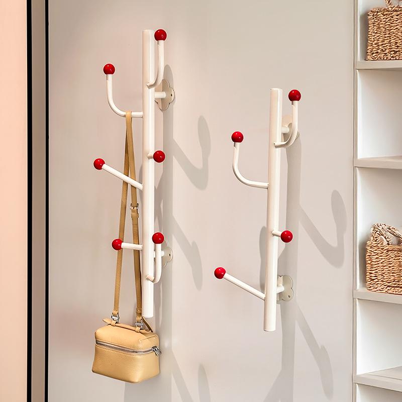 Nástěnný vertikální organizér na oblečení a klobouky.