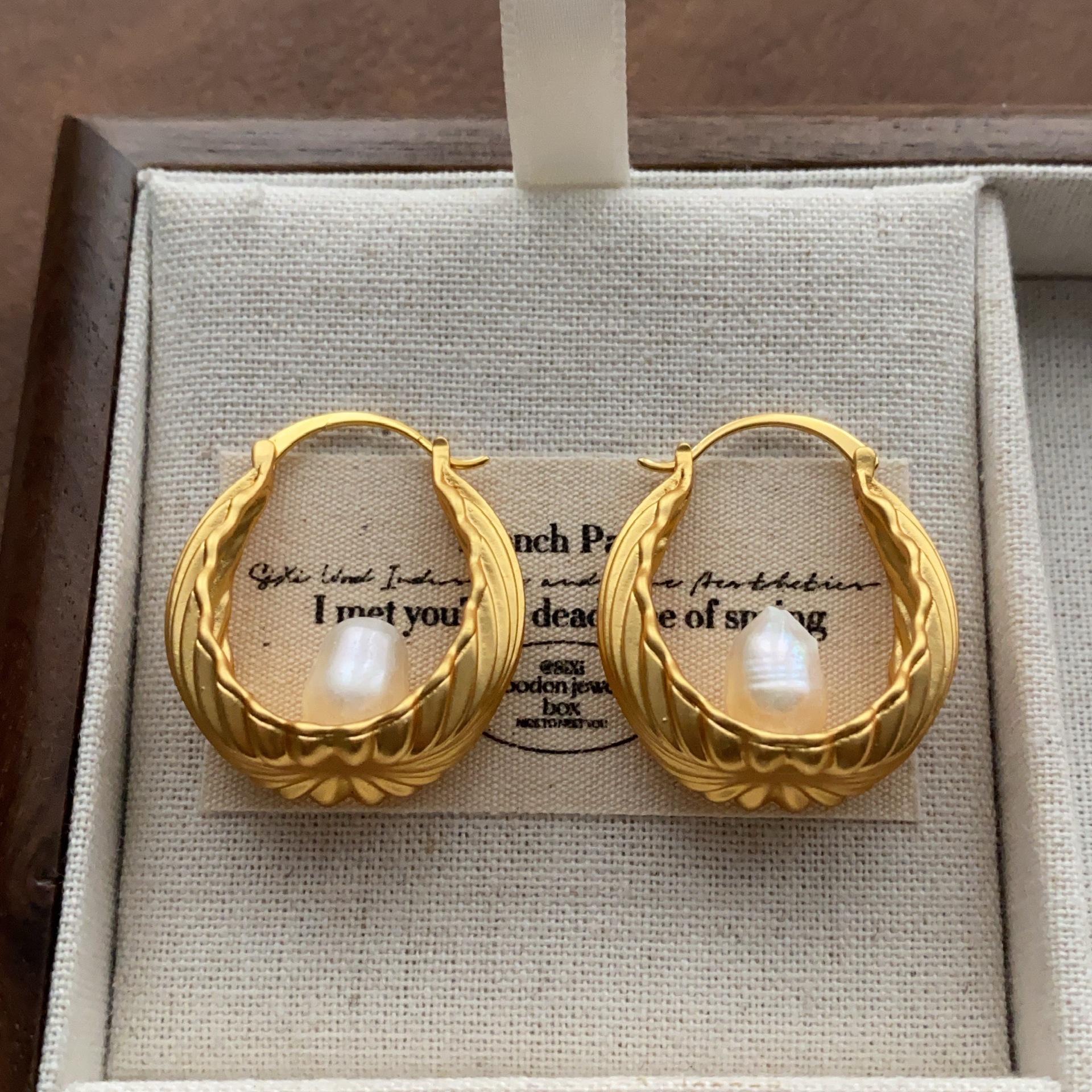 Ancient gold three-dimensional twist earrings with pearl polished hammer earrings and earrings.