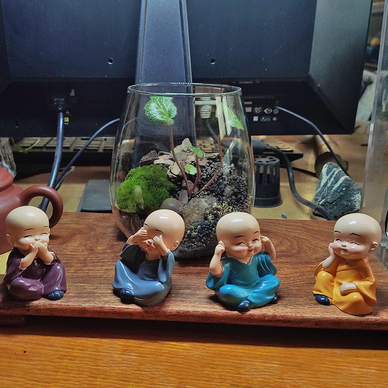 Vier Niet Kleine Monnik Hars Voertuig Decoratief Stuk Auto Ornament Tafeldecoratie Decoratief Item