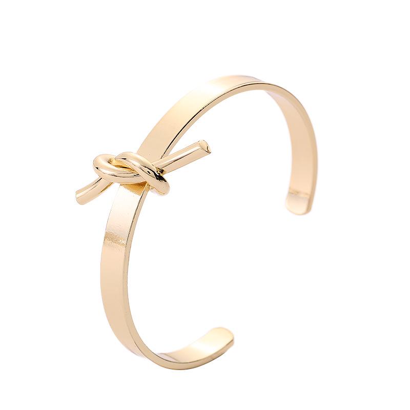 Stylish Women s Simple Twisted Wire Cuff Bracelet - European American Street Fashion золотой